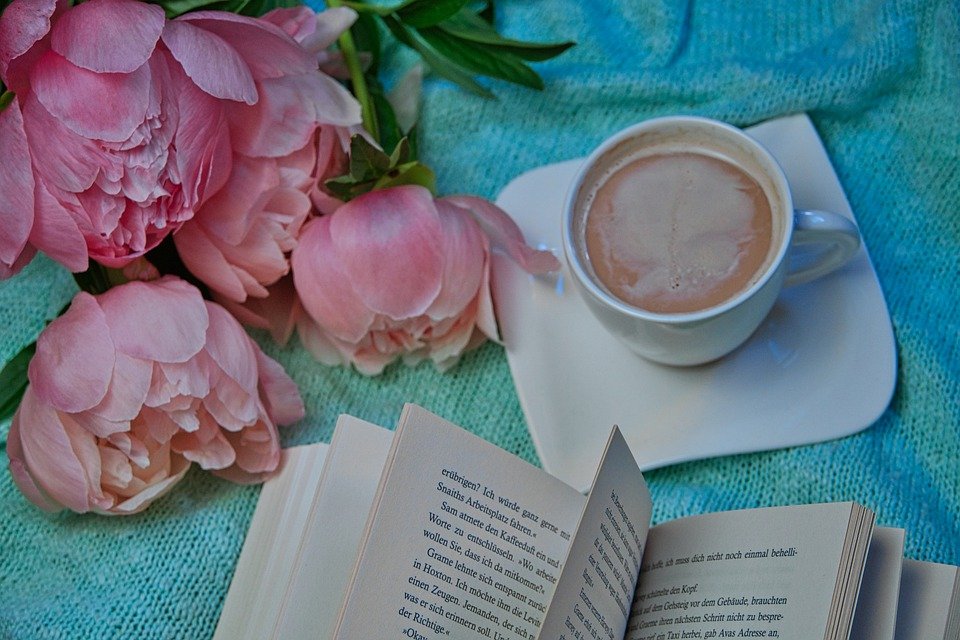 káva, knížka, květiny